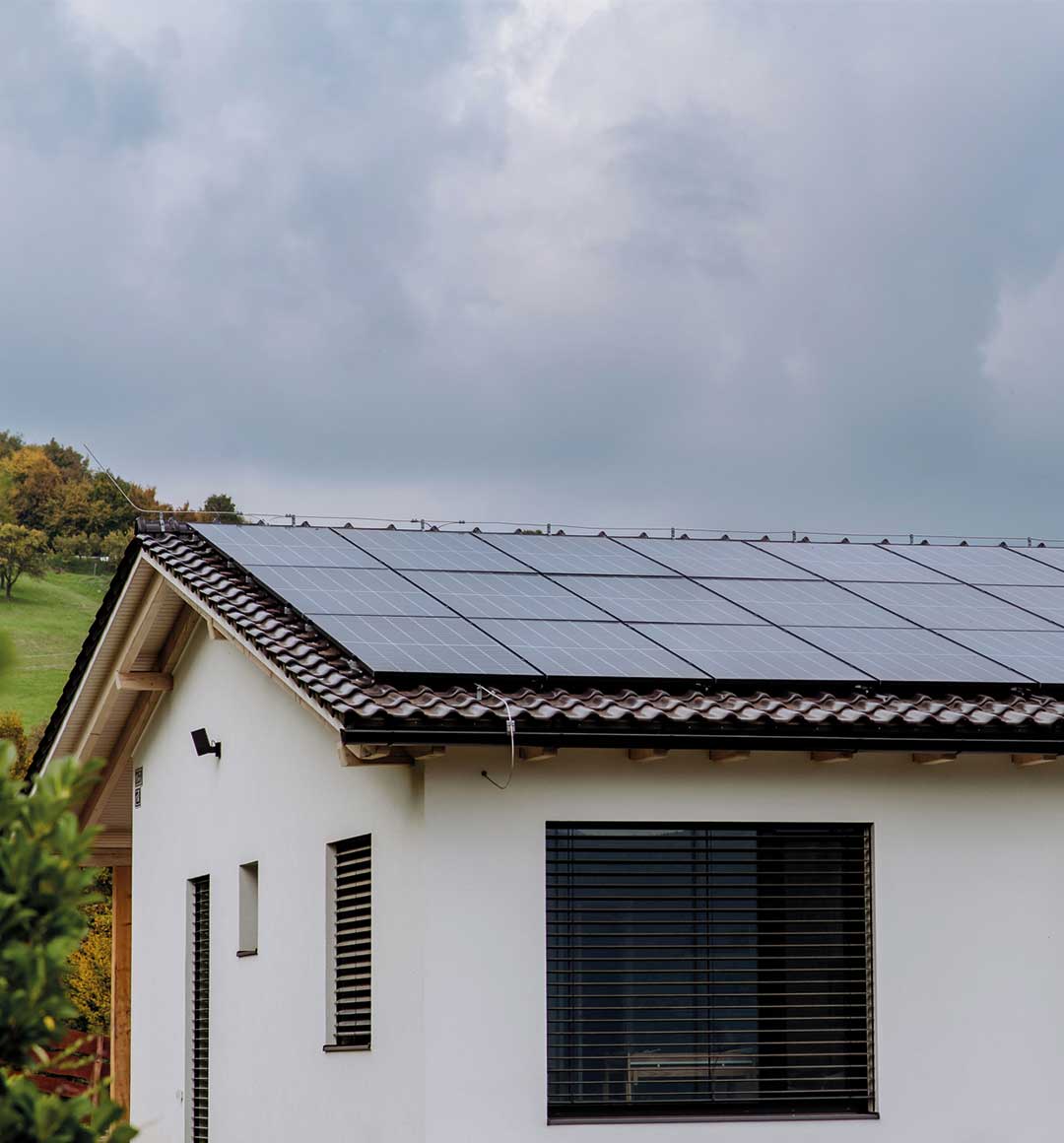 Modernes Einfamilienhaus erzeugt Energie mit Solarmodulen auf dem Dach. © Halfpoint Images / Moment via Getty Images
