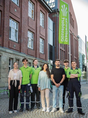 Gruppenbild der Auszubilder:innen und Azubis vor dem Gebäude der Stadtwerke Düsseldorf