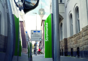 Eine E-Ladesäule der Stadtwerke Düsseldorf mit Rheinturm im Hintergrund. 